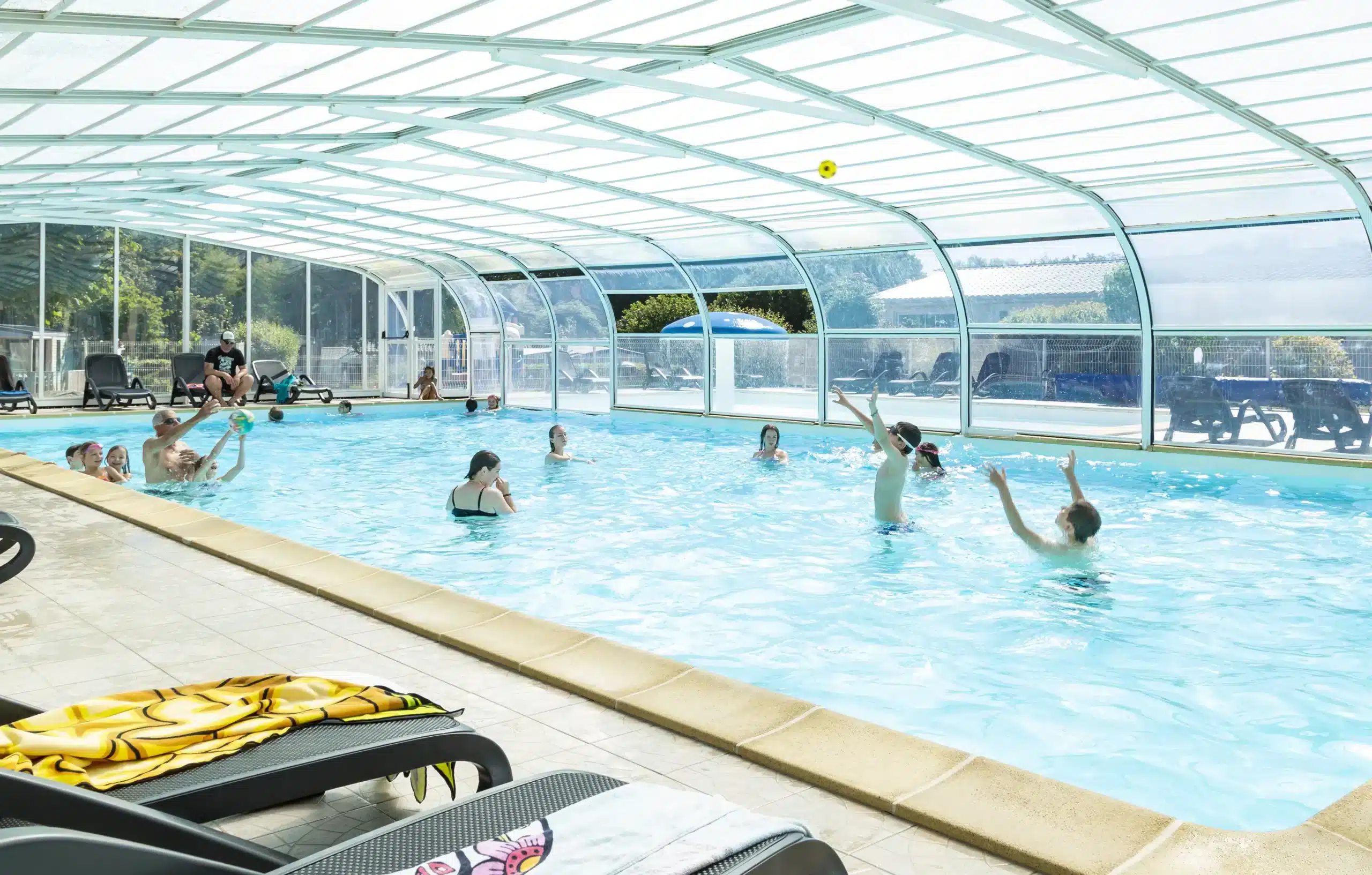 La piscine chauffée de notre camping proche de quimper