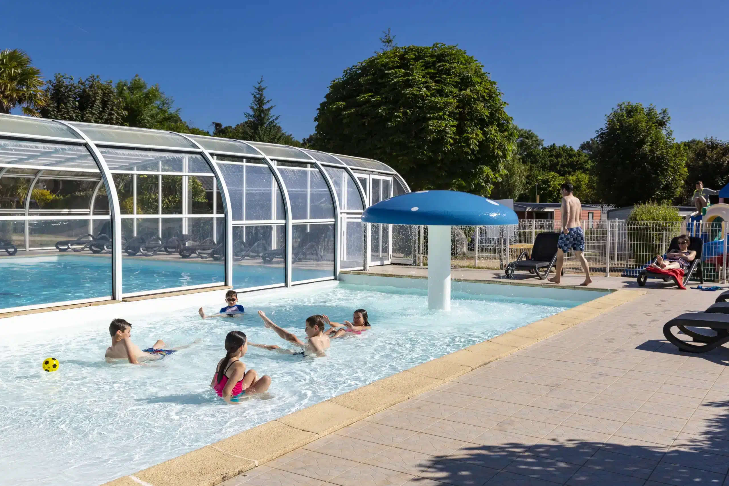 La piscine chauffée de notre camping proche de quimper